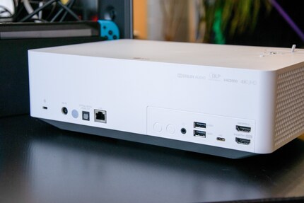 All cables go into the back of the device. In addition to HDMI, there are also USB ports and the headphone output