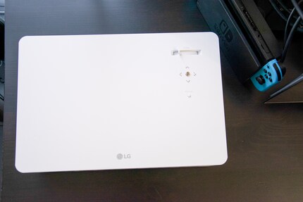 The projector is still quite compact at 31.4 x 21 x 9.5 centimetres and weighs 3.2 kilograms. It also has two 3-watt speakers