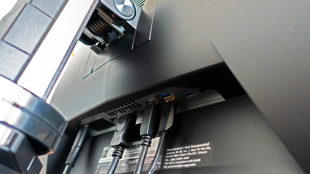 DisplayPort (v1.4), HDMI Type A (v2.0), 3,5-mm-Klinkenanschluss, USB 3.0 Upstream und 4 x USB 3.0 Typ-A
