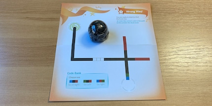 With the Experience Packs, you send the Ozobot on a learning mission in colour coding.