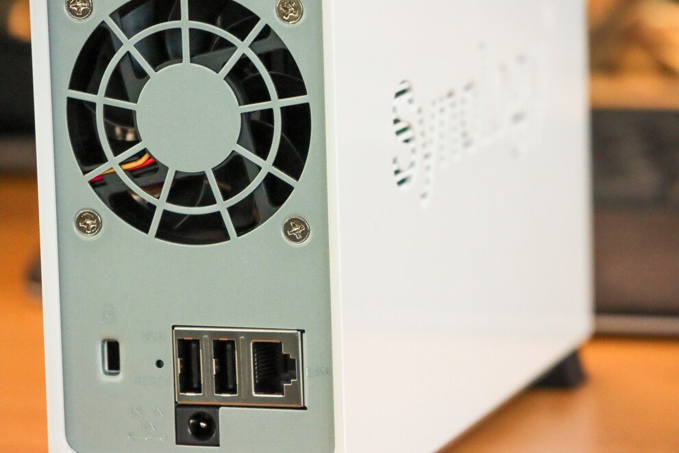 Über die zwei USB-Anschlüsse kannst du zum Beispiel externe Festplatten anschließen.