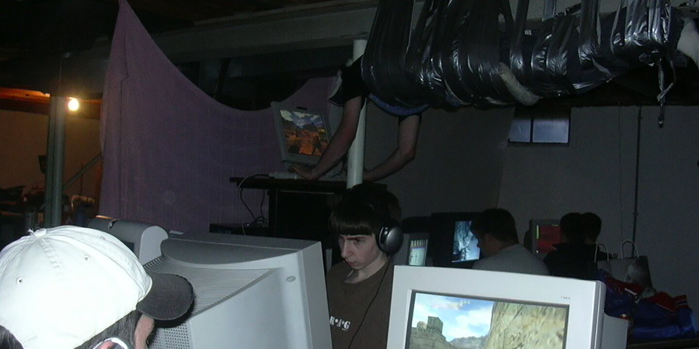 Der von der Decke hängende Klebeband-Gamer erreicht Legendenstatus. Quelle: kotaku.com