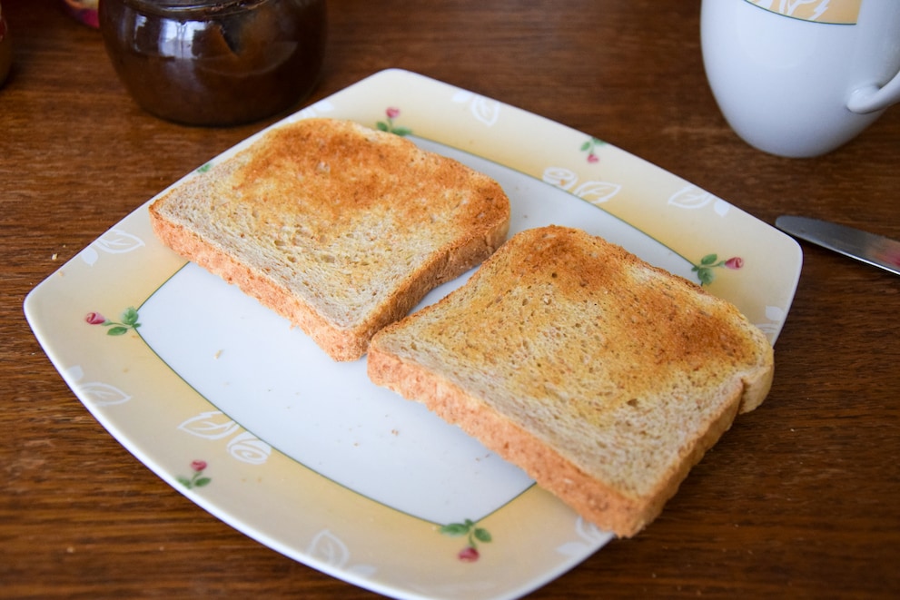 Deutlich zu sehen ist, dass eine Hälfte des Brotes im Toaster deutlich dunkler wird als die andere.
