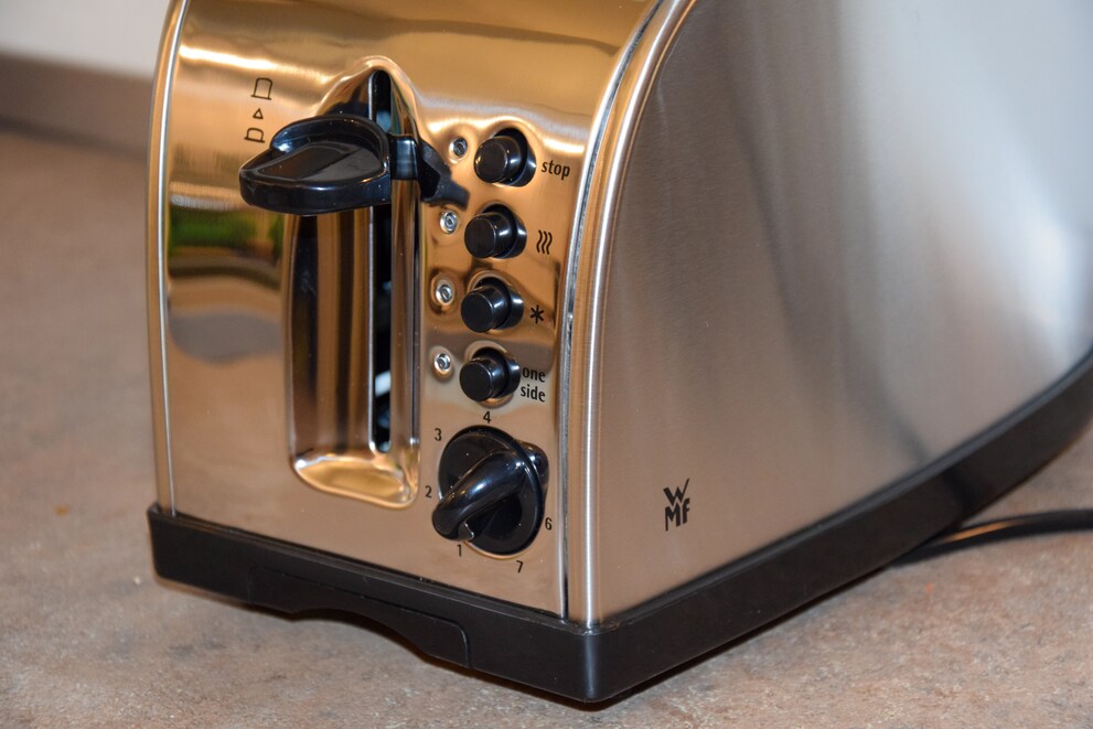 Der Toaster bringt alle Komfortfunktionen mit: Stop, Aufwärmen, Auftauen und einseitiges toasten sind problemlos möglich.
