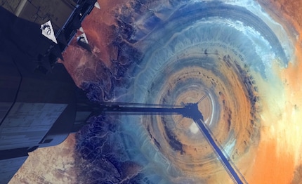 Die gelben Buchstaben verblassen im Schwarz des Weltalls, das nur von seinen Sternen erleuchtet wird. Im Vordergrund: Ein sandgrauer Planet mit wenigen, blauen Wirbeln auf der Oberfläche – Kuat.
