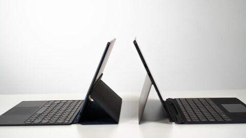 Das Slate (l.) benötigt mit Tastatur etwas mehr Platz als das Surface.