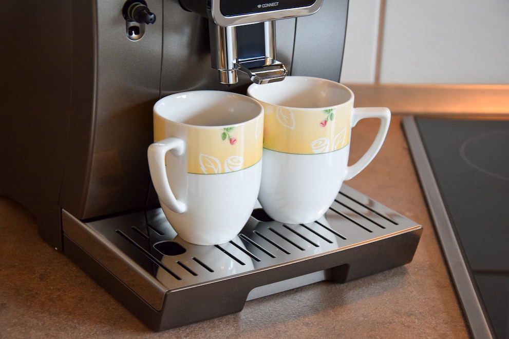 Der Kaffeeauslauf ist höhenverstellbar und lässt an die Tassengröße anpassen.