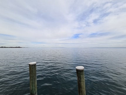 The view of the lake, photographed with the Oppo Find X2 at 1x zoom