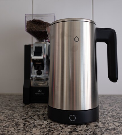 Frisch gemahlene Kaffeebohnen und perfekt temperiertes Wasser.