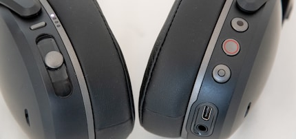 Left: Vibration control and on/off/pairing. Right: next track, play/pause, previous track.