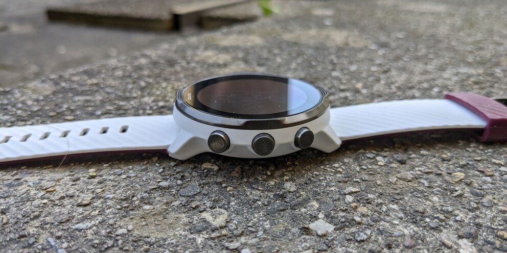 Die Suunto 7 ist gross, aber nicht zu gross.