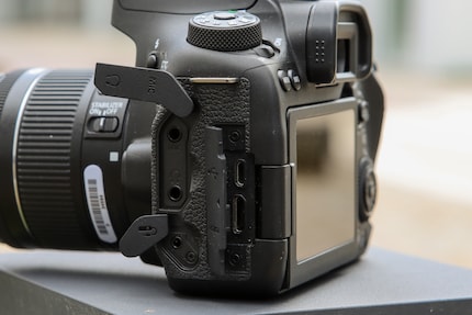 The connections of the EOS 90D.