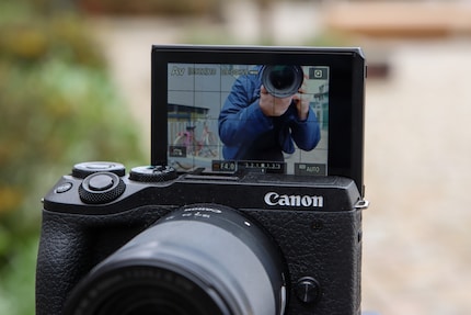 The display of the EOS M6 Mark II only moves up and down.