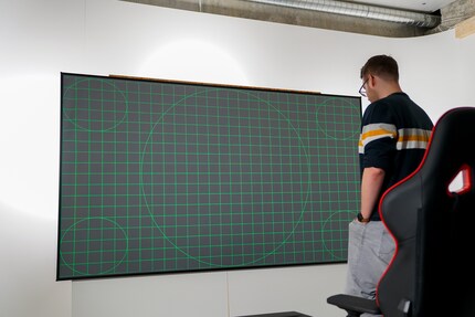 This grid helps you adjust the corners of the projection to the screen.