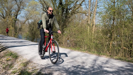 No helmet but not risking my neck: Hövding takes a bit of getting used to.