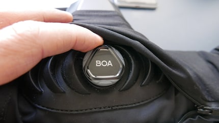 Turn this knob and your Hövding will turn into a Boa constrictor, gradually getting tighter around your neck.