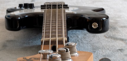 With f-stop 22, the back of the bass guitar is still not sharp