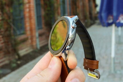 Two buttons on the side complement the operation via the touchscreen.