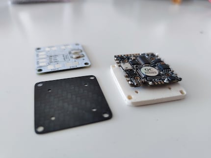 Adapter einmal in Prototypenstatus aus Holz und einmal aus Karbon