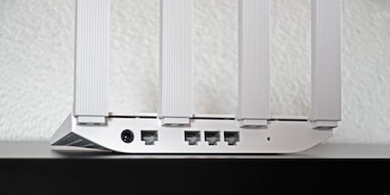 Network connection, RJ45 WAN (Gigabit), 3 x RJ45 LAN (Gigabit), reset button