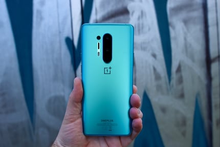 Nicht nur farblich ist das OnePlus 8 ein Hingucker.