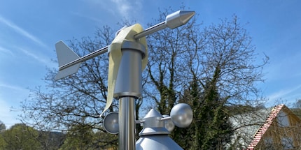 Improvised alignment: once the weathervane is directed to north, it’s fixed with tape.