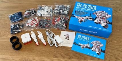 The set and its contents remind me a bit of Lego Technics.