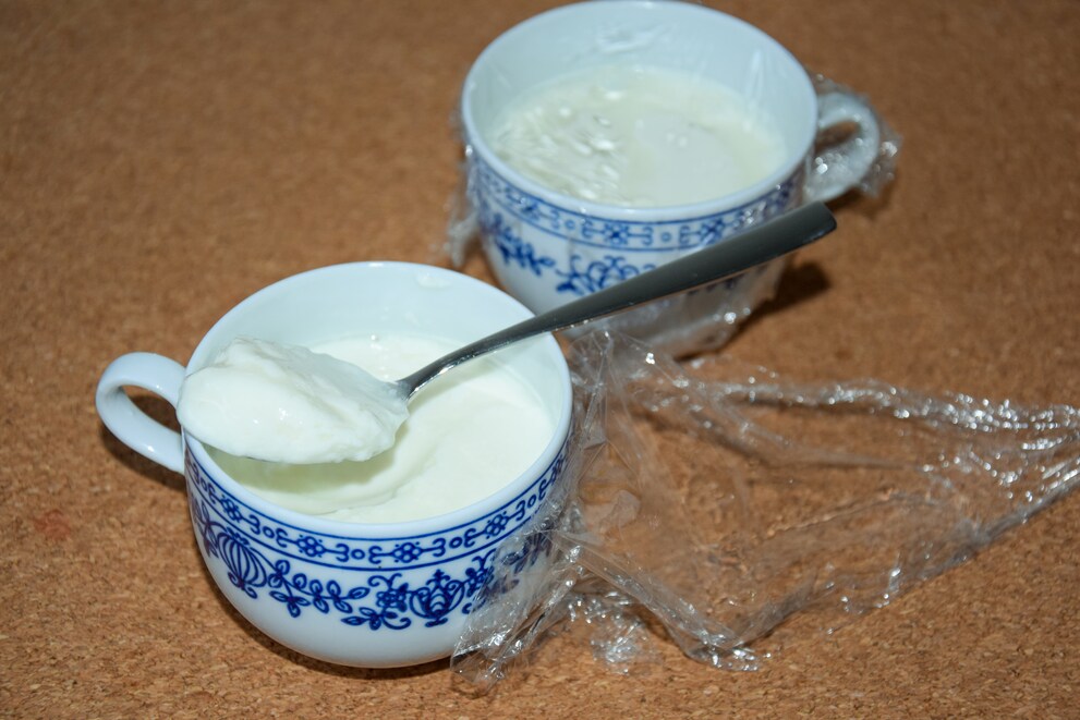 Selbstgemachter Joghurt ist lecker, dauert aber insgesamt 13 Stunden.