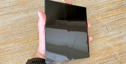 Der Falz im Screen des Huawei Mate Xs ist von der Seite her gut sichtbar, von oben aber nicht