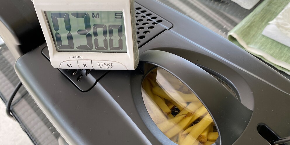Der Timer ist gestellt und die Pommes bereit für ihr erstes Bad im Fett.