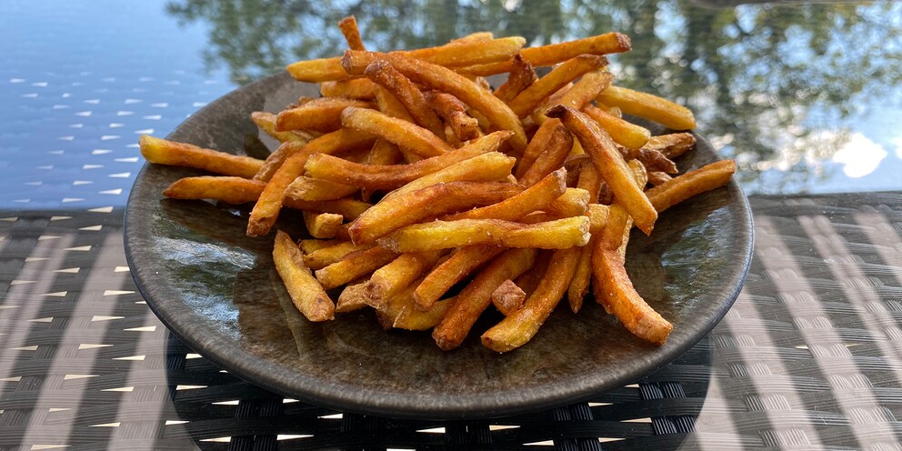 Das passt schon eher: Die festkochenden Pommes nach dem zweiten Frittiervorgang.