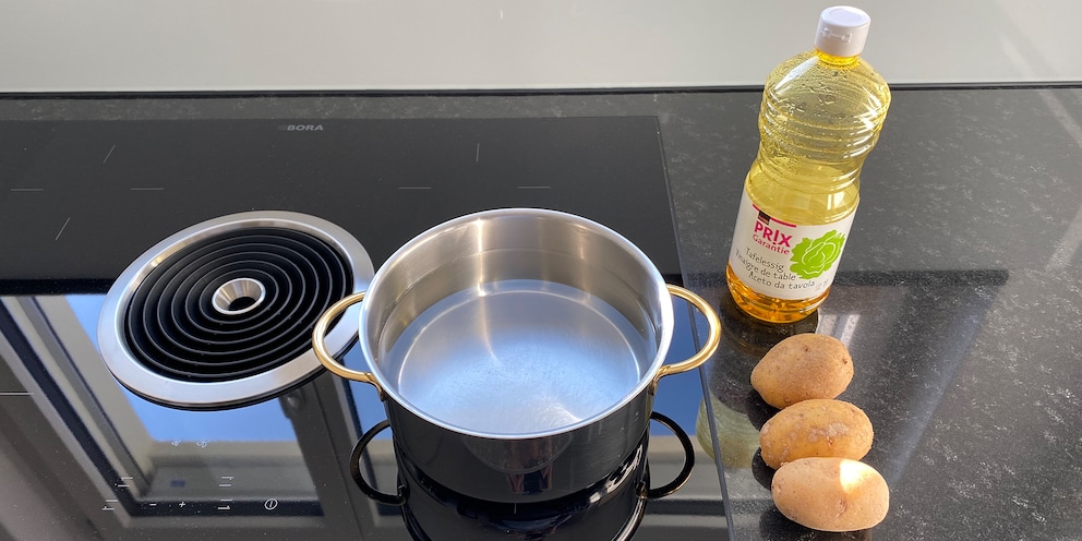 Kochendes Wasser und Tafelessig sollen meine Pommes aufpeppen.