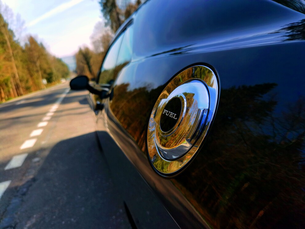 Ein Dodge Challenger im Morgenlicht aus der Kamera des P40 Pro
