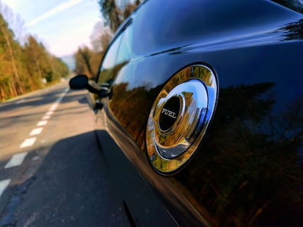 Picture of a Dodge Challenger in the morning light taken with the P40 Pro camera.