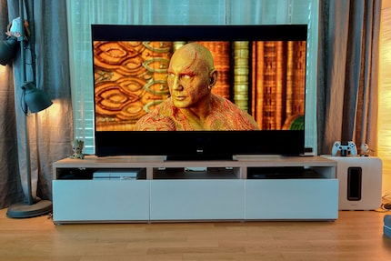 Standfuss und Soundbar lassen das Bild höher wirken, als mir lieb ist. Hässlich ist aber definitiv anders.