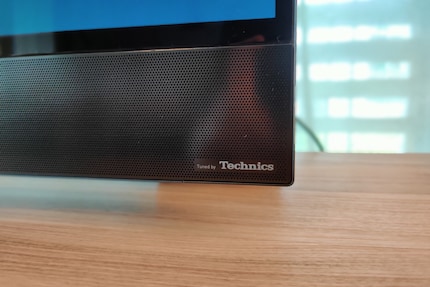 Die integrierte Soundbar klingt ordentlich, wenn auch etwas dünn – ersetzt also kein Surround-System.