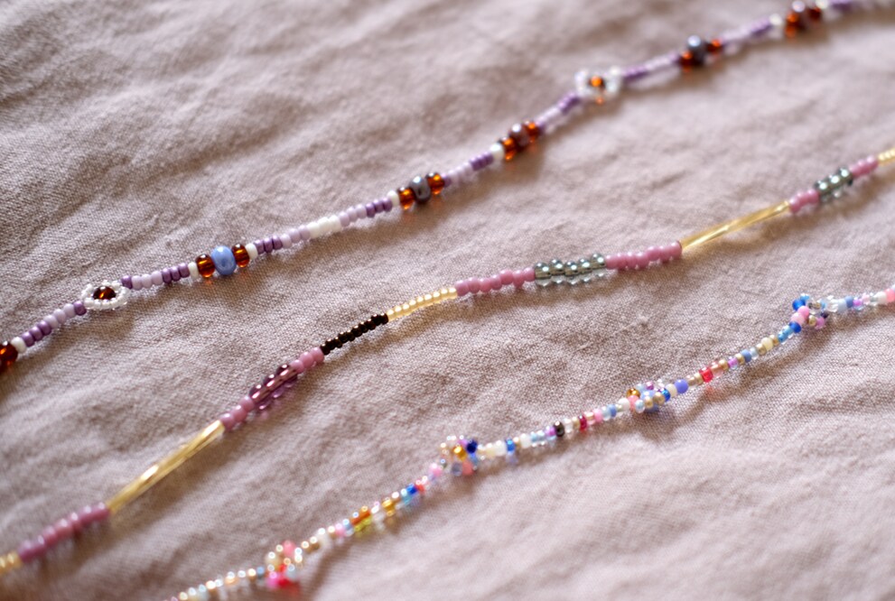 Unterschiedliche Farben und Grössen bringen beim simplen Aneinanderreihen von Perlen Abwechslung.