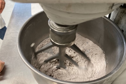 In the concrete laboratory, ingredients are mixed to obtain cleaner cement. Photo: Empa