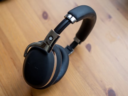 Extend the headset to immediately look less cool.