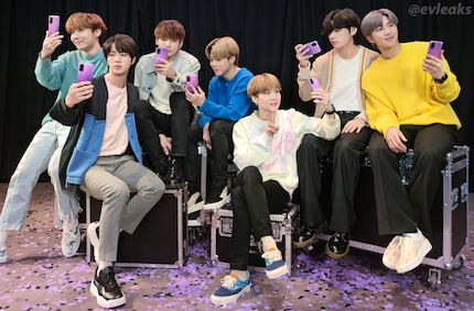 BTS beim Photoshooting zu ihrem Samsung Phone
