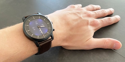 Double-clicking the glass activates the bluish backlight of the dial.