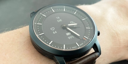 The dial is kept as simple as possible, even the numbers for the twelve hours are missing.