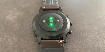 The sensor on the back measures the heart rate.