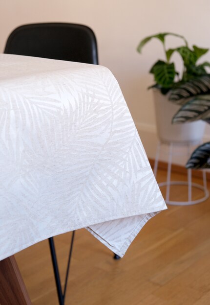 Die Tischdecke mit Pflanzen-Print besteht aus einem Mischgewebe.