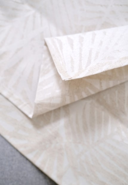 Dieses setzt sich aus Polyester, Baumwolle und Leinen zusammen und ist mit Acryl beschichtet.