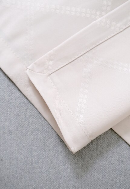 Die Ober- und Unterseite des Polyester-Tischtuchs sind unbeschichtet.