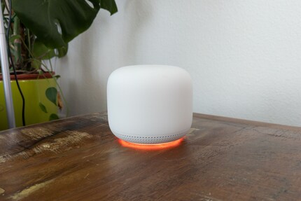 The access point lights up red when the microphone is switched off.