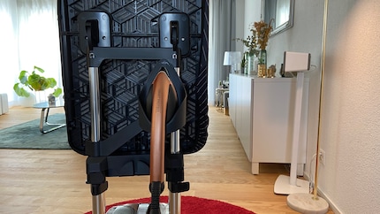 Schick: Das Handteil und die Basisstation (auf dem nächsten Bild) zieren bronzefarbene Elemente. Der Rest ist mehrheitlich aus Plastik.