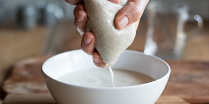 Aus Nussresten machst du leckere Milchdrinks.