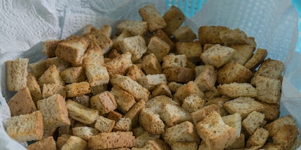 Croutons aus Brotresten sind eine leckere Verwertungsalternative.